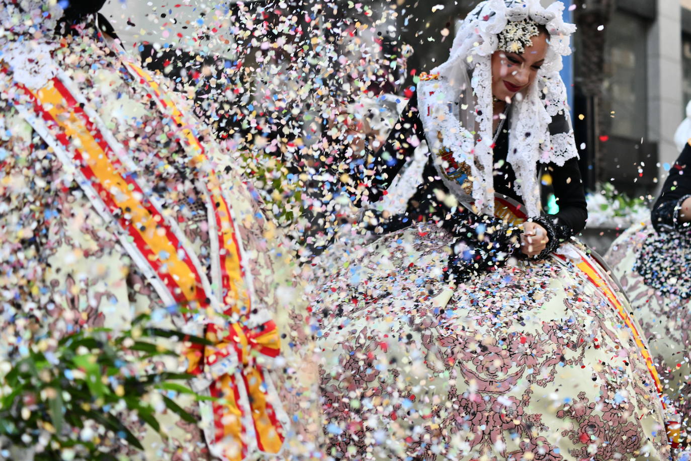 El coso multicolor llena Alicante de confeti después de una década