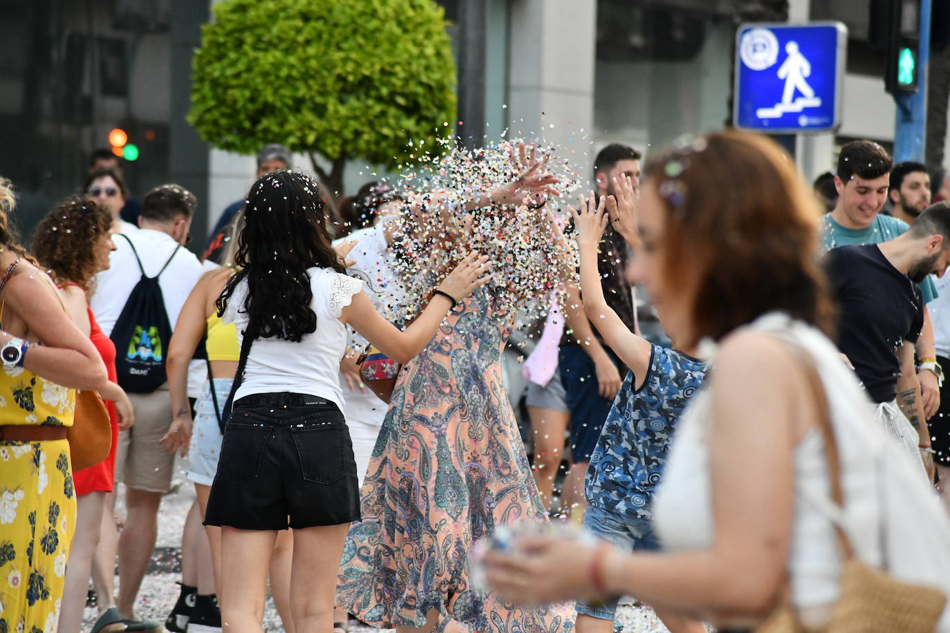 El coso multicolor llena Alicante de confeti después de una década