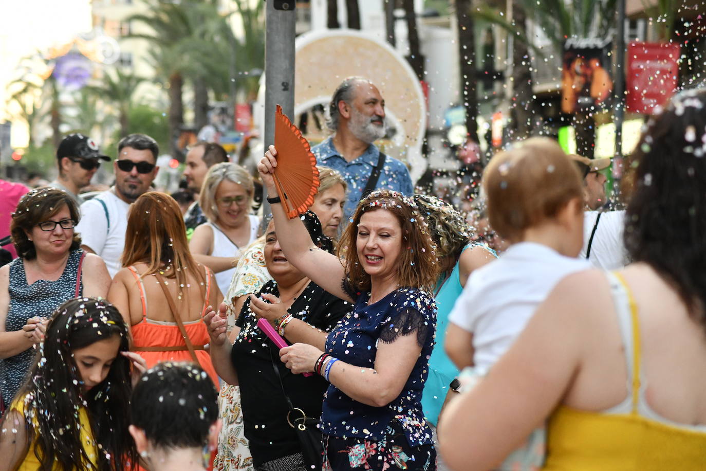 El coso multicolor llena Alicante de confeti después de una década