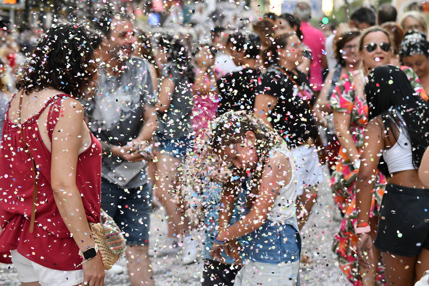 El coso multicolor llena Alicante de confeti después de una década