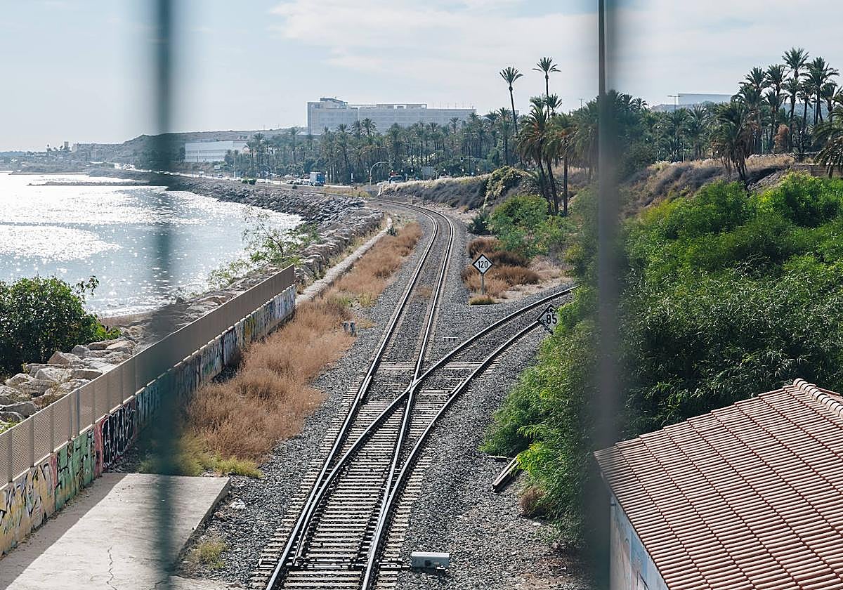 Vías del tren en la entrada sur de la ciudad.