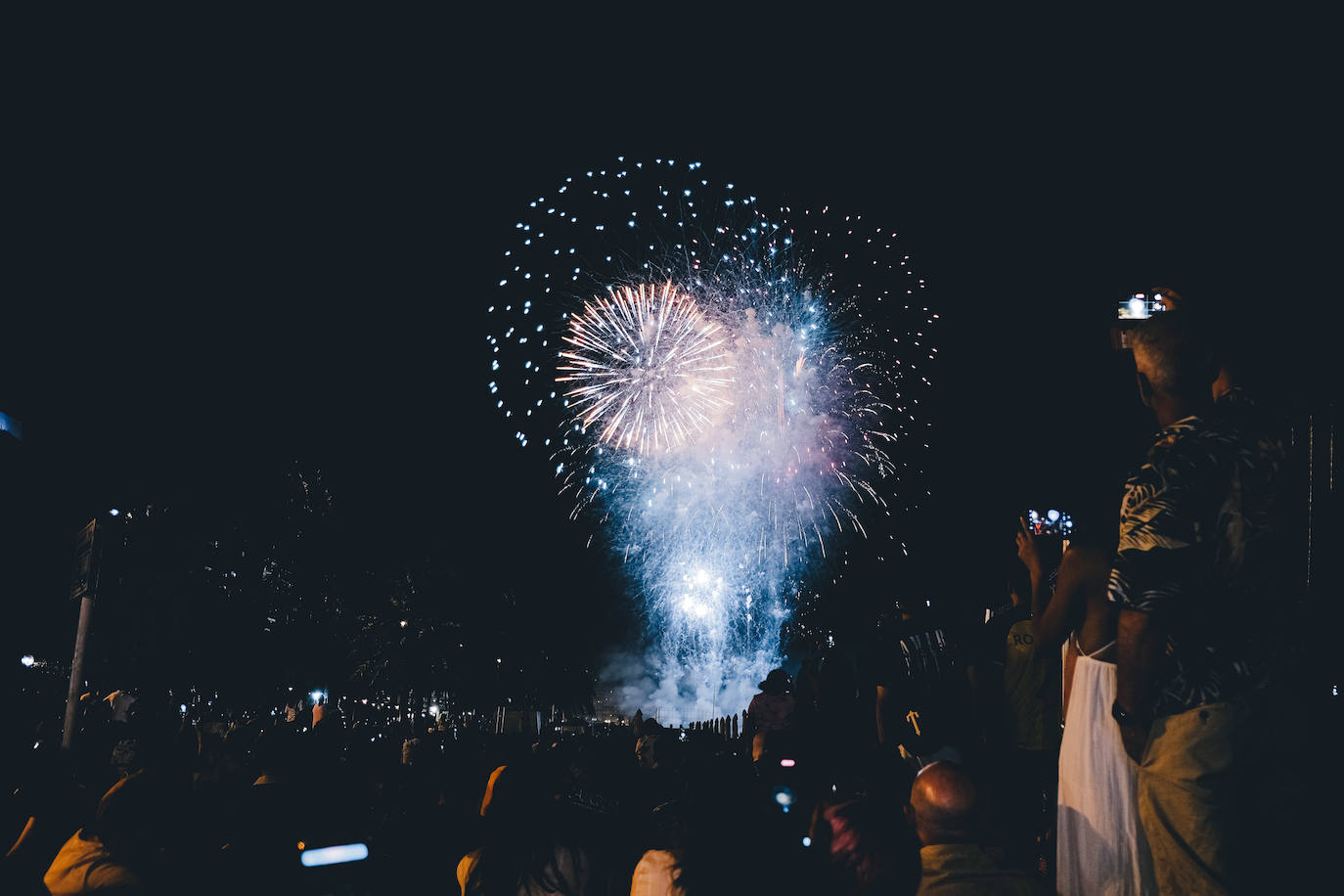 La primera noche de fuegos ilumina Alicante