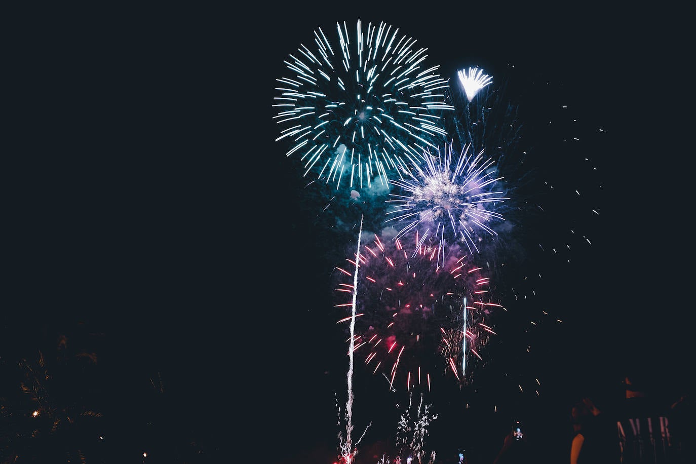 La primera noche de fuegos ilumina Alicante