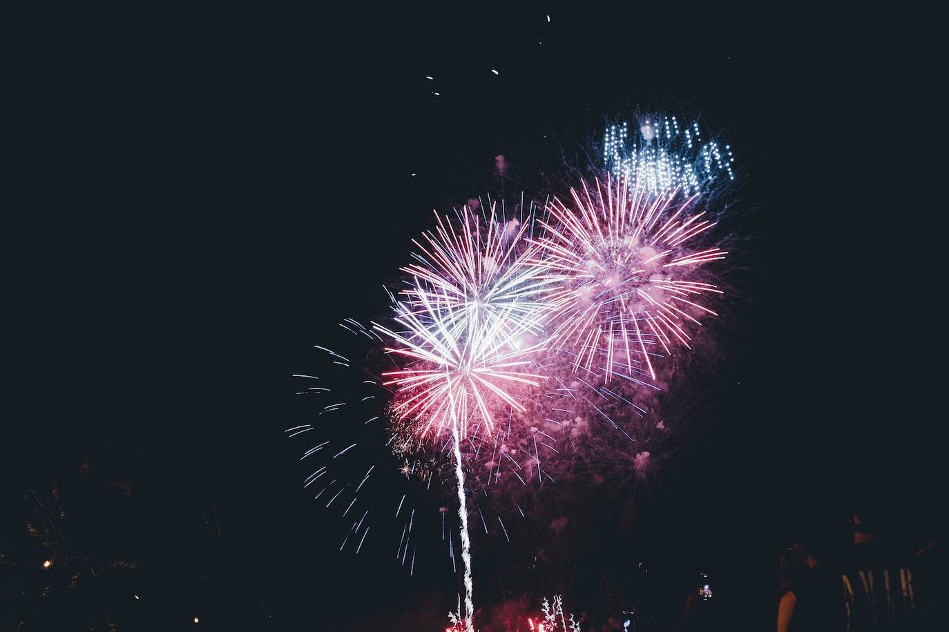 La primera noche de fuegos ilumina Alicante