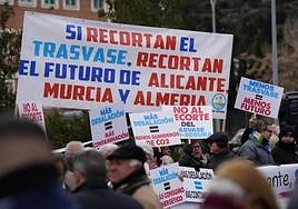 Protestas de regantes alicantinos a las puertas de Moncloa.