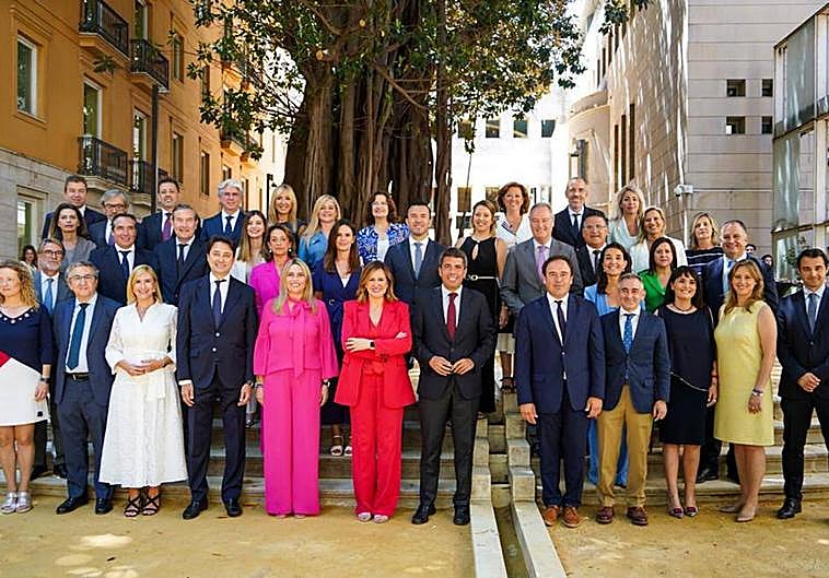Foto de familia de los 40 diputados del PPCV en esta legislatura.
