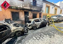 Imagen de los coches y casas afectadas por el fuego