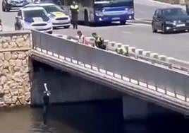 El agente de la Policía Local de Alicante durante el salto antes de rescatar al hombre en el puente de San Gabriel.