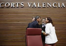 Carlos Mazón saluda a la nueva presidenta de Les Corts, en presencia de los representantes populares.