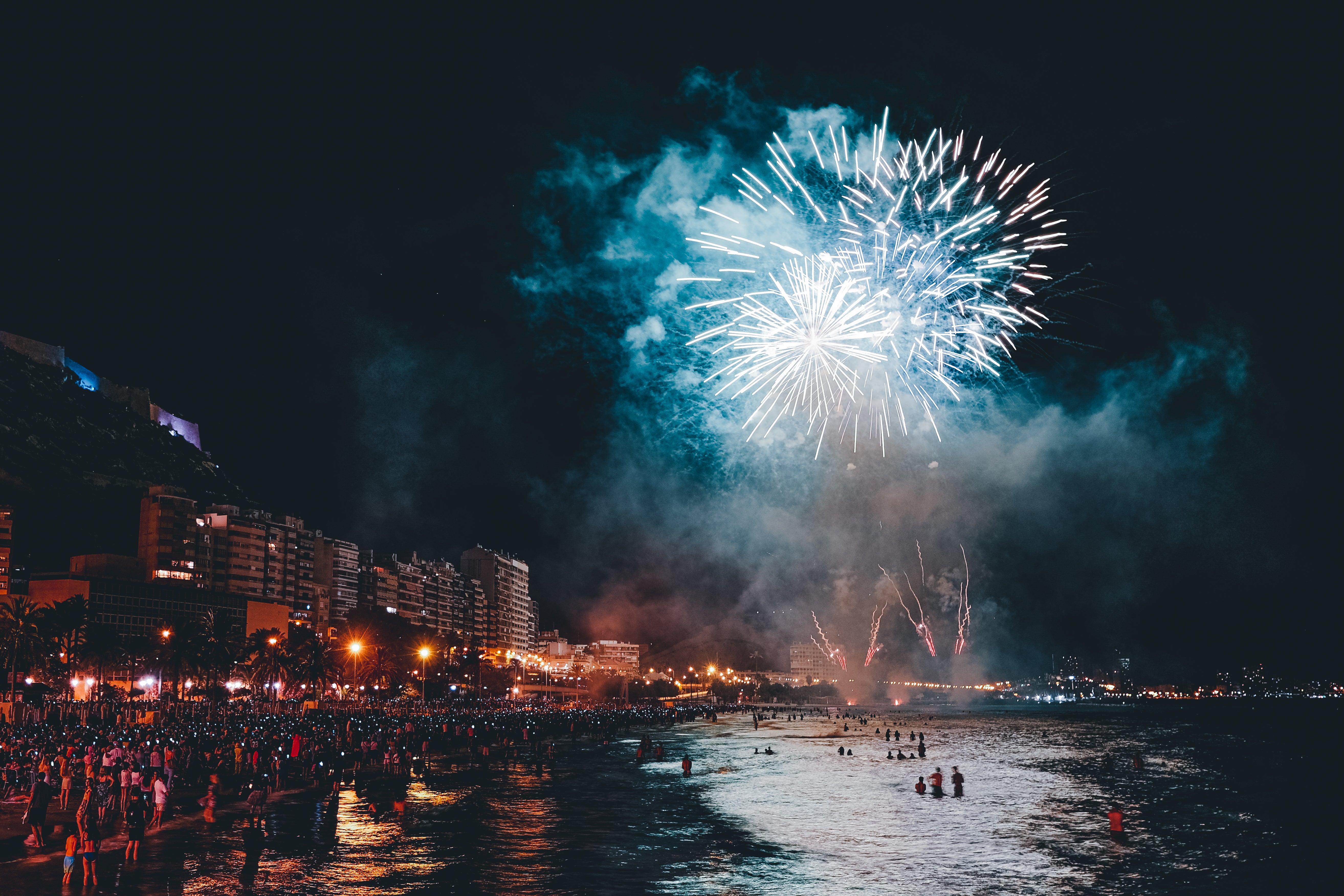 Los fuegos dejan en Alicante una explosión de colores