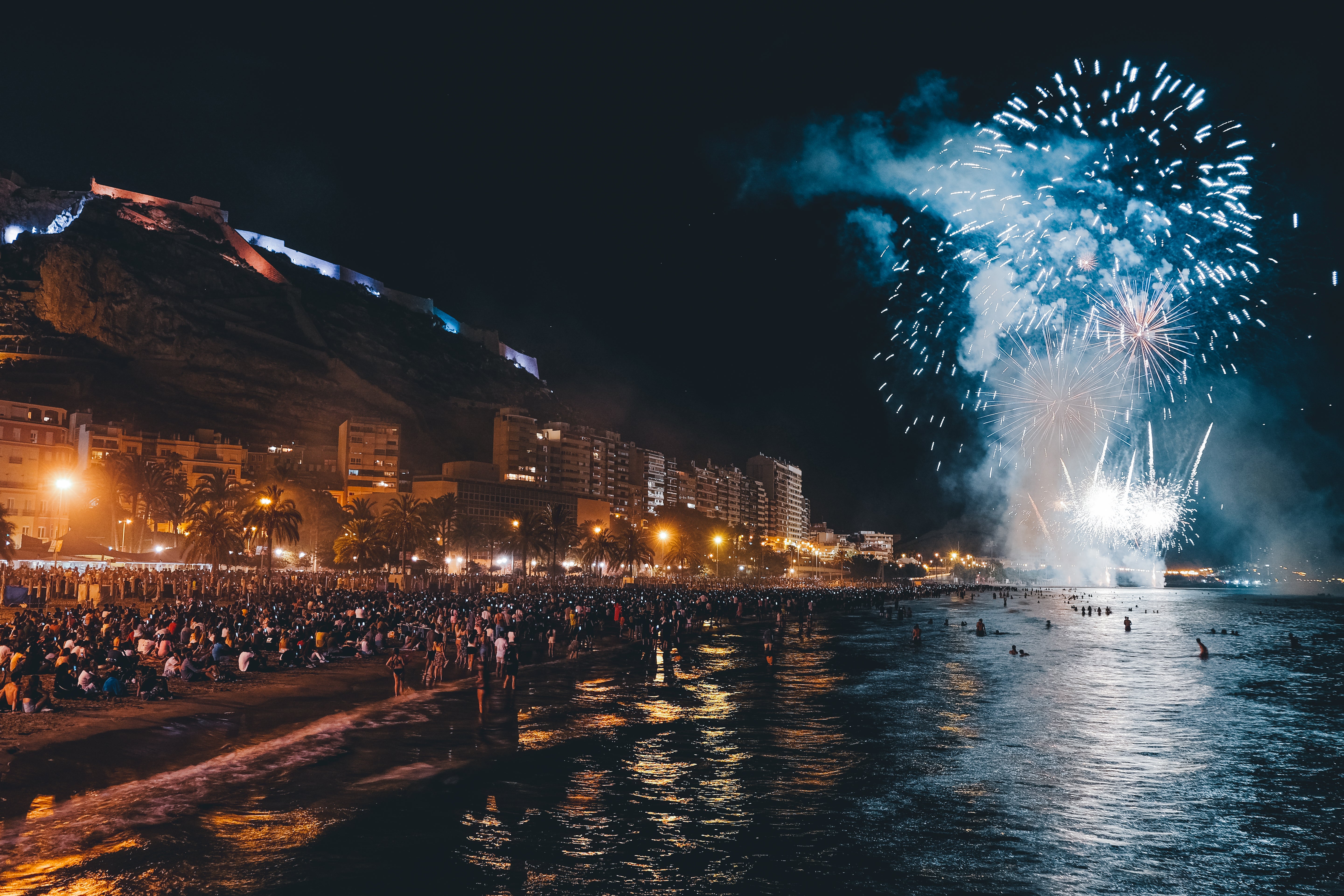 Los fuegos dejan en Alicante una explosión de colores