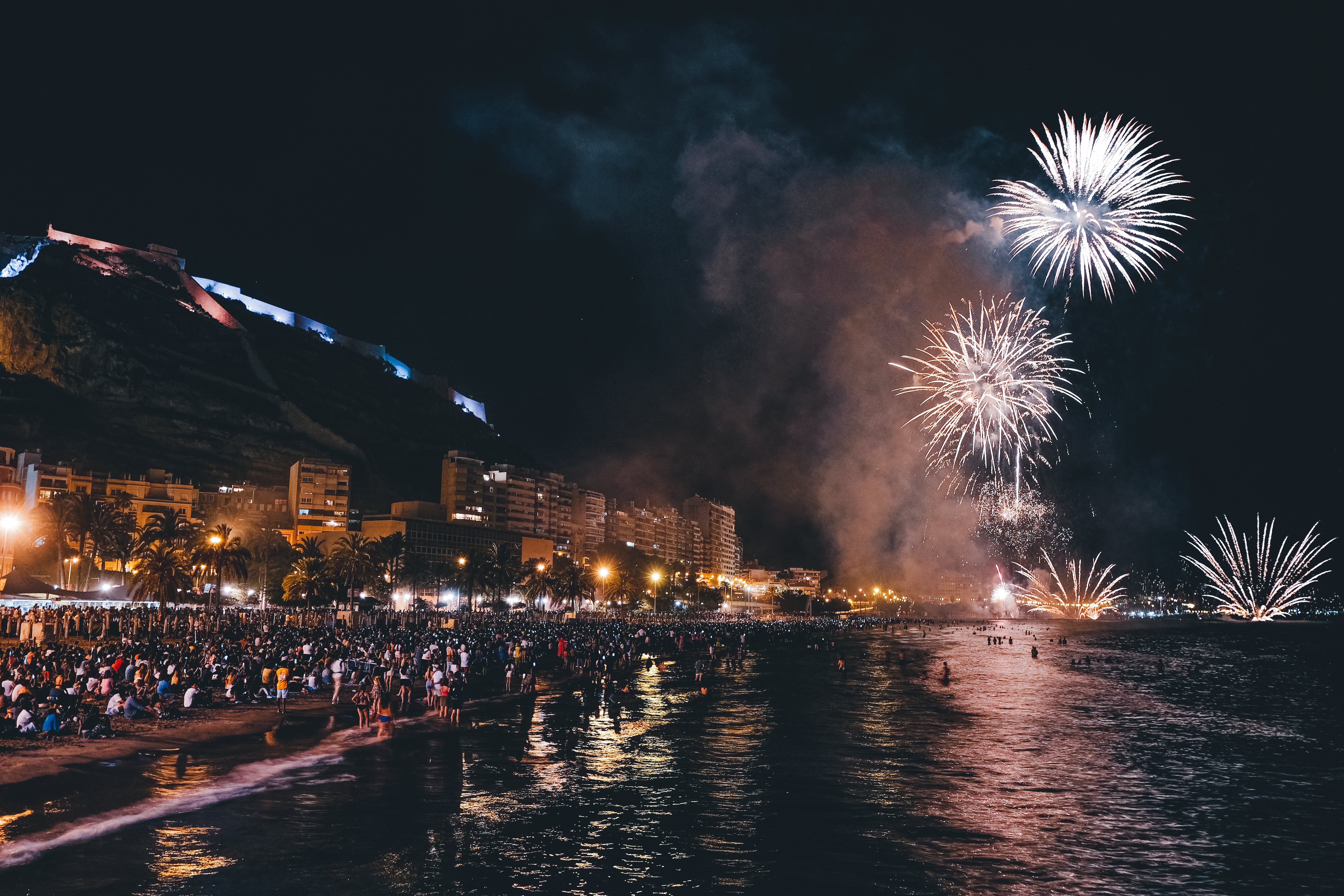 Los fuegos dejan en Alicante una explosión de colores