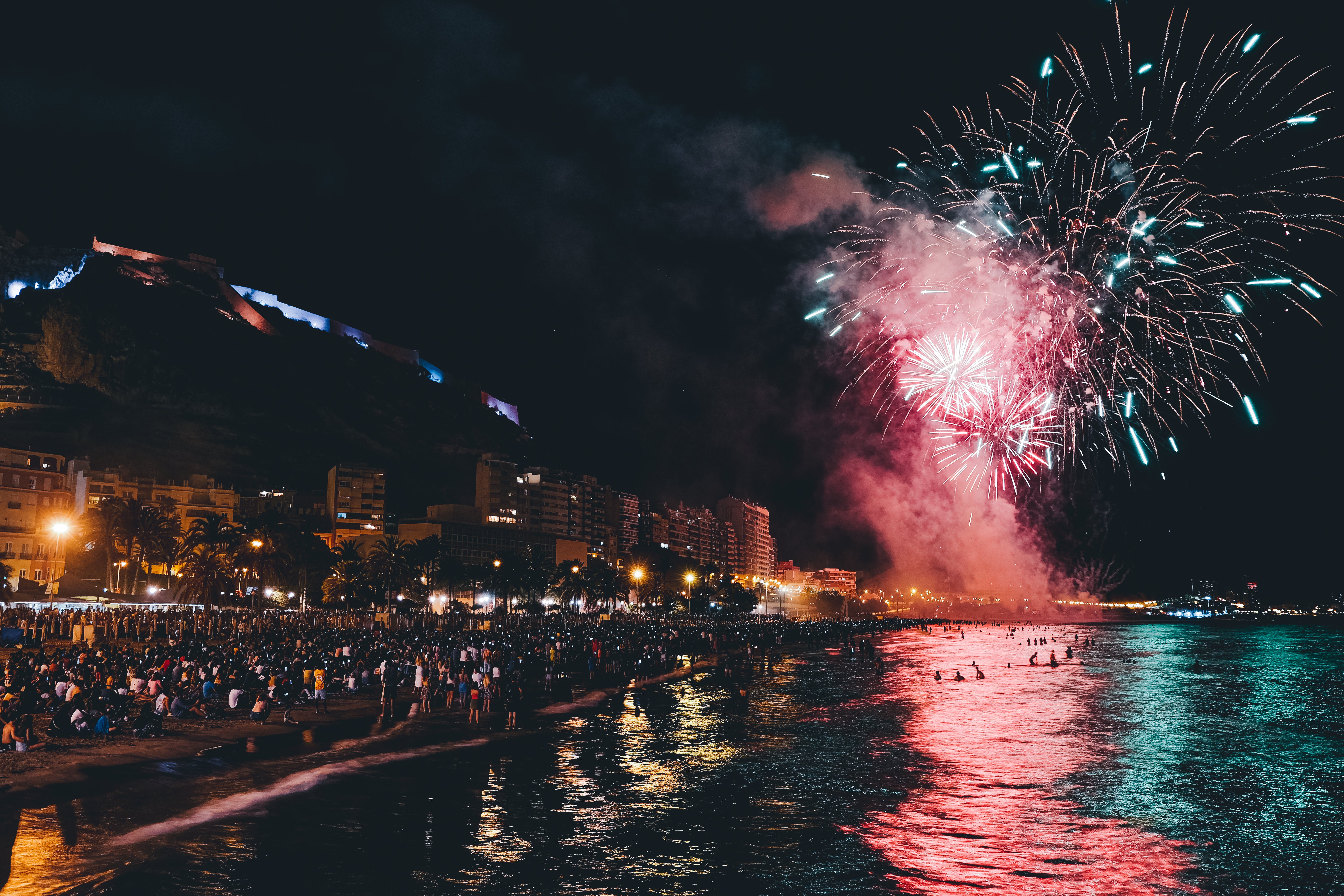 Los fuegos dejan en Alicante una explosión de colores