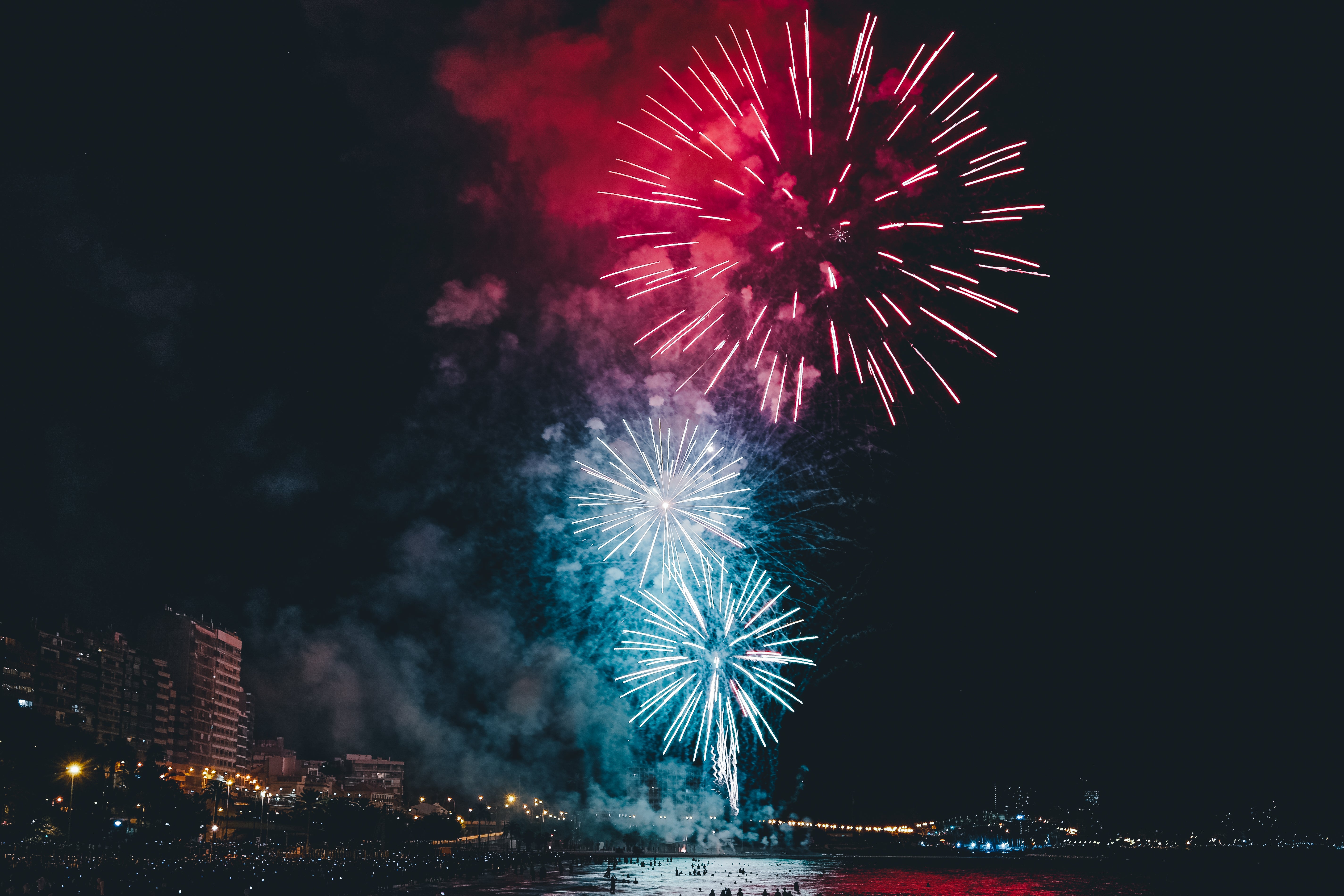 Los fuegos dejan en Alicante una explosión de colores