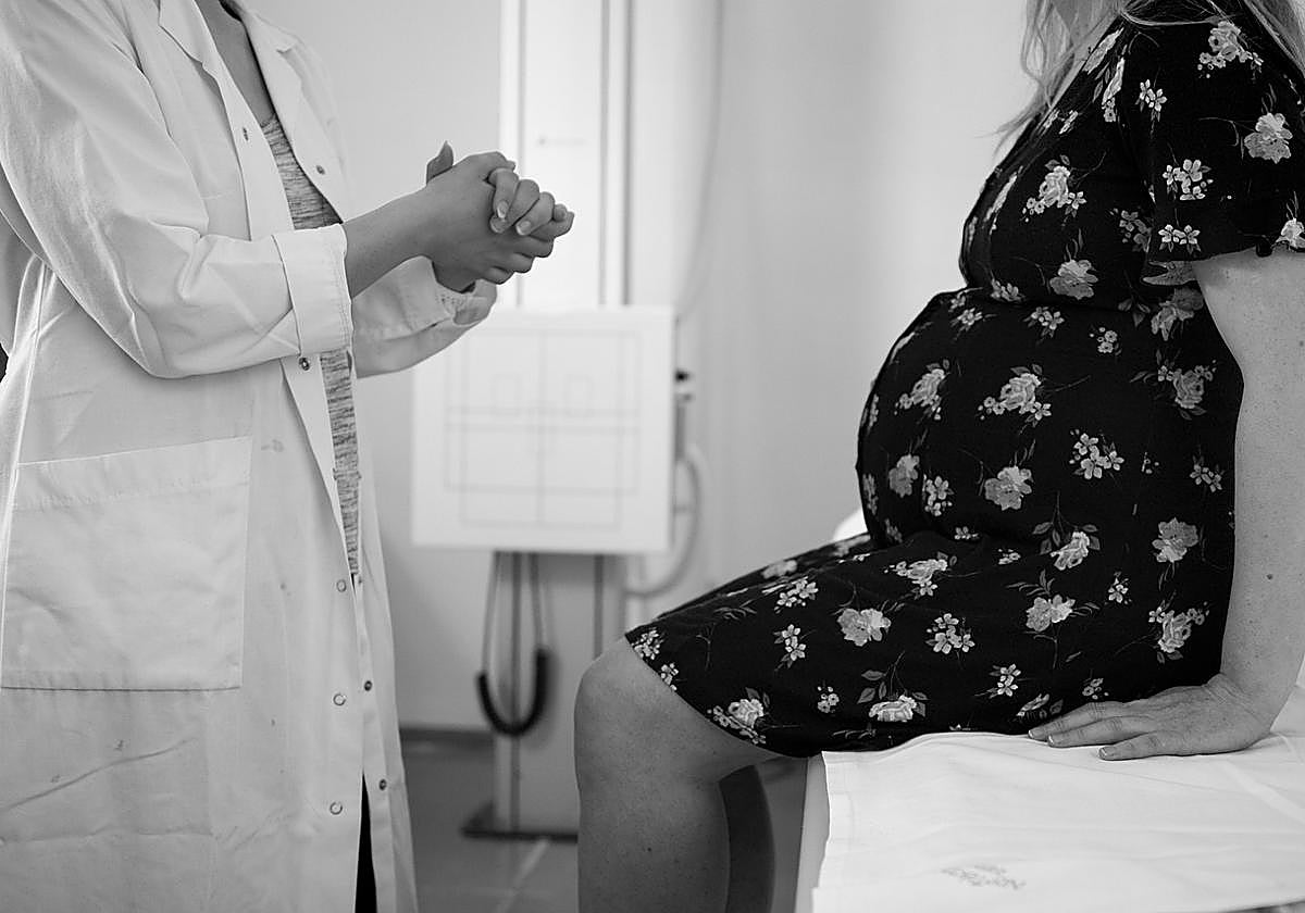 Una paciente atendida por una profesional sanitaria.