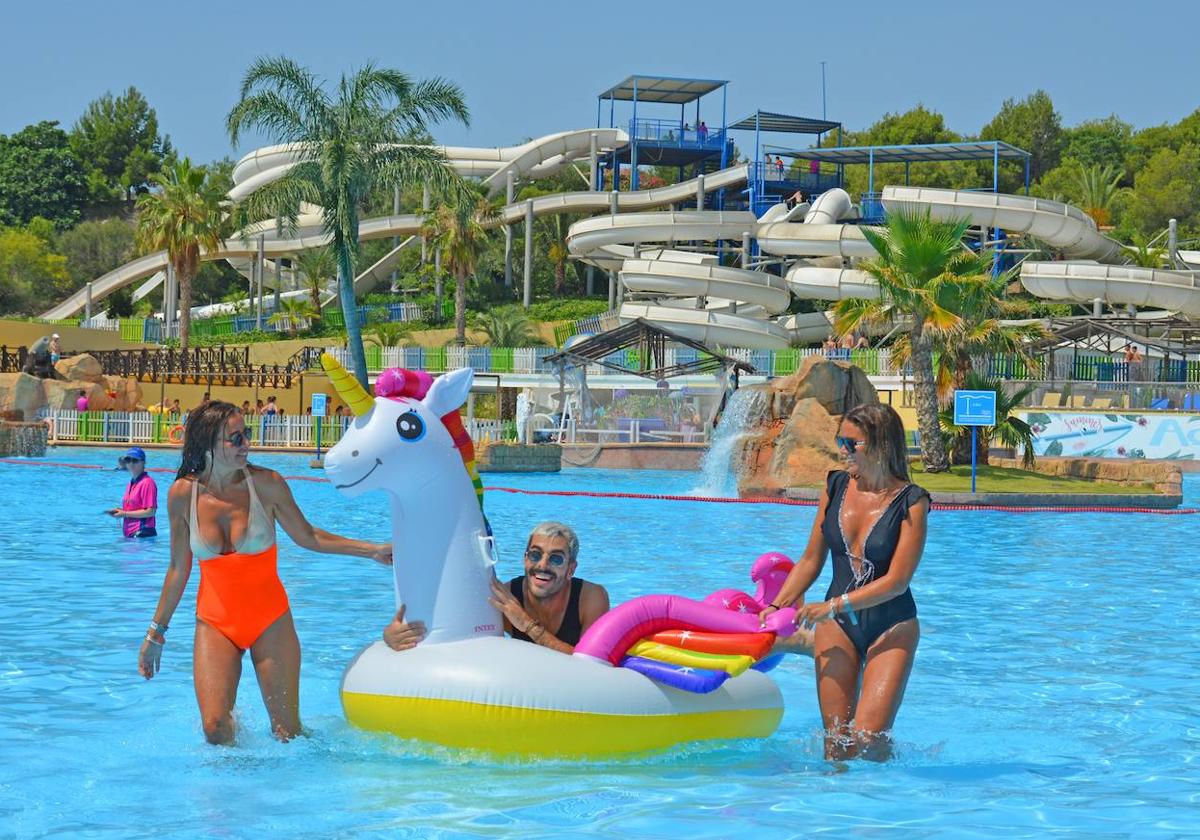Carmen Alcayde, Marta López y Germán González en Aqua Natura Benidorm.