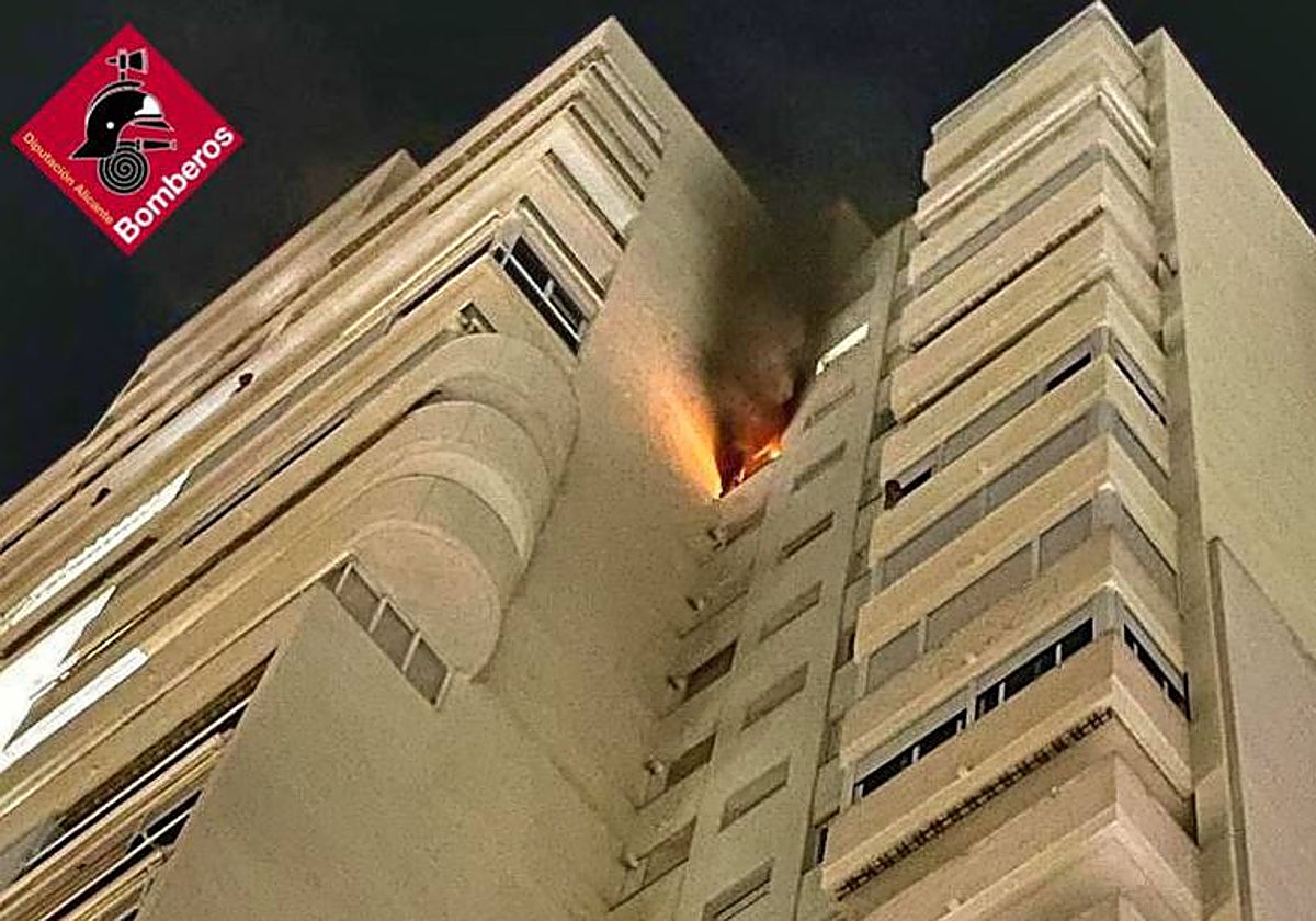Imagen del incendio en un rascacielos de Benidorm