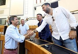 El presidente de la Diputación saluda a los integrantes de la plantilla del Eldense, después de su ascenso a Segunda División.