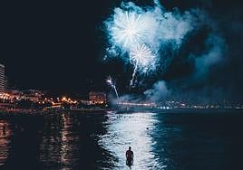 El Postiguet brilla con el tercer disparo del concurso de fuegos artificiales