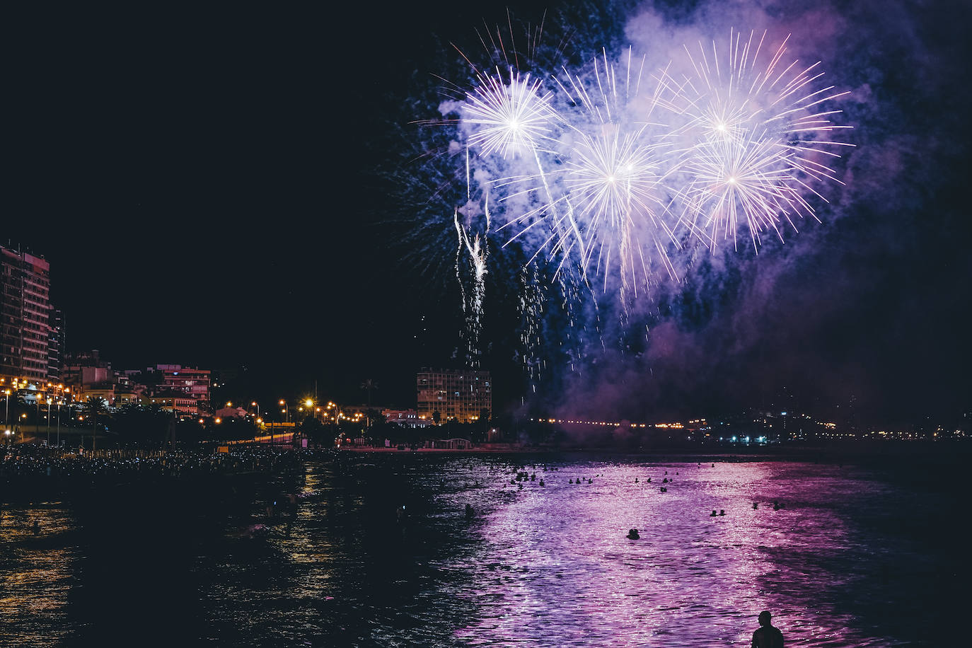 El Postiguet brilla con el tercer disparo del concurso de fuegos artificiales