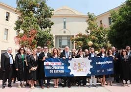 Imagen de la concentraicón frente a los juzgados de Benalúa.