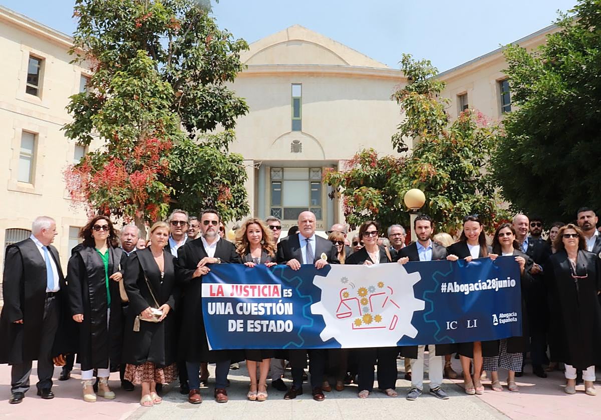 Imagen de la concentraicón frente a los juzgados de Benalúa.