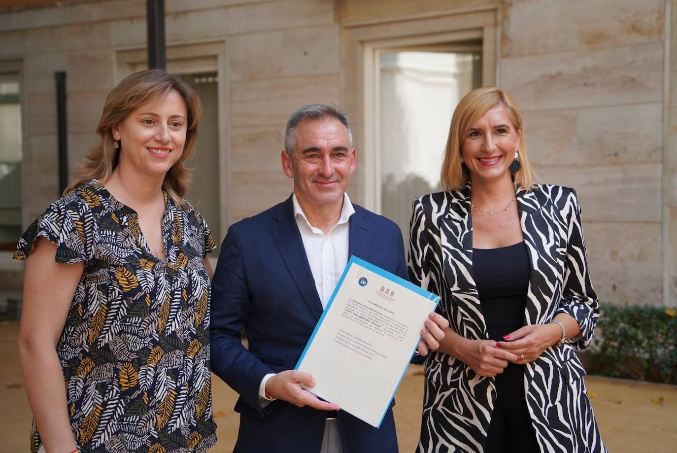 Laura Chuliá, Miguel Barrachina y Salomé Pradas, este miércoles, en el registro del Grupo Parlamentario Popular.