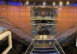 Una de las escalinatas del interior del crucero MSC Orchestra.