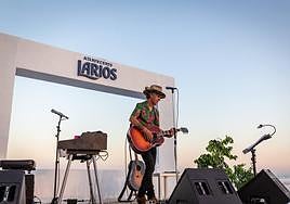 Mikel Erentxun en el escenario de Atardeceres Larios.