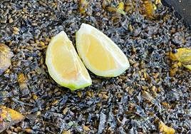 Arroz negro, en el Mar Azul de Tabarca.