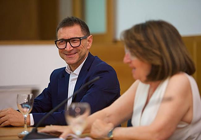 Julio Marcelo García Mora firma el cargo.