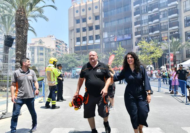 La concejala Cristina Cutanda celebra el disparo de Hermanos Ferrández.