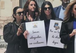 Más de un centenar de abogados protestan frente al Palacio de Justicia de Alicante.