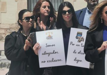 Los letrados alicantinos estallan: «Somos abogados, no esclavos»