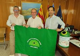El alcalde de El Campello, Juanjo Berenguer, porta la 'Bandera Verde' de la sostenibilidad hostelera.