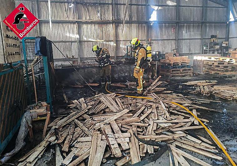 Imagen de la rápida actuación de los bomberos.