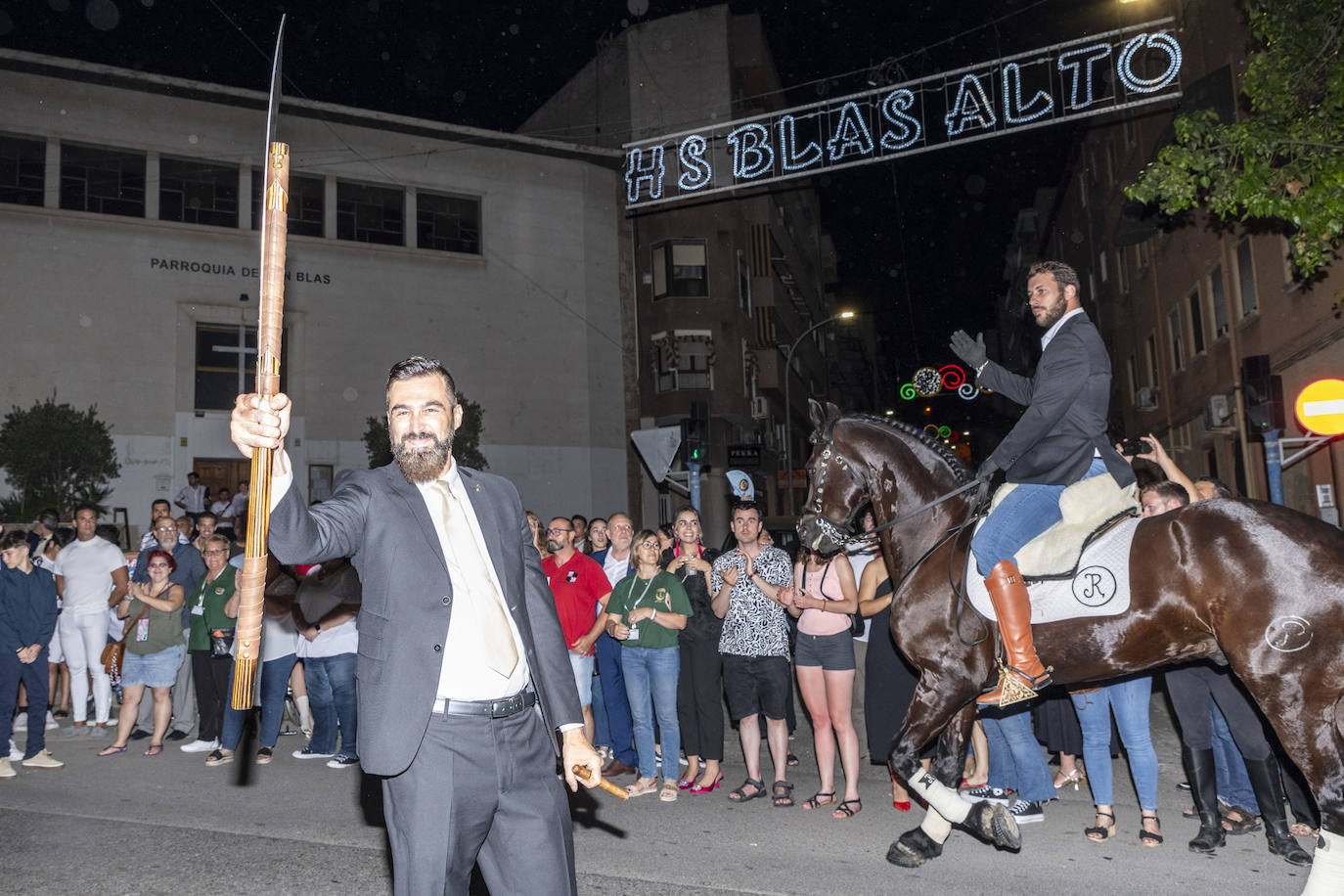Los festeros de San Blas pasean la música por las calles de Alicante