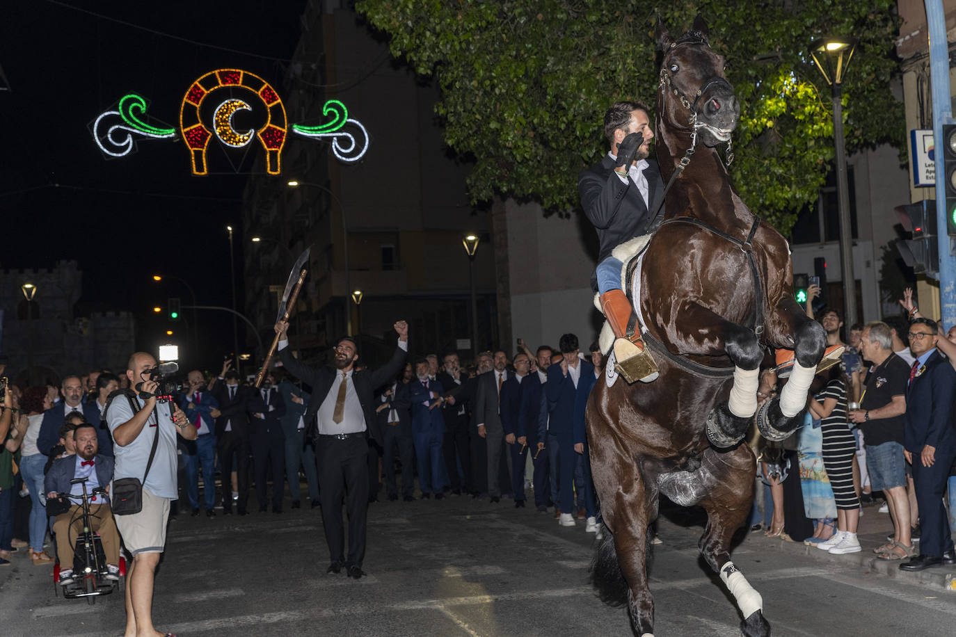 Los festeros de San Blas pasean la música por las calles de Alicante