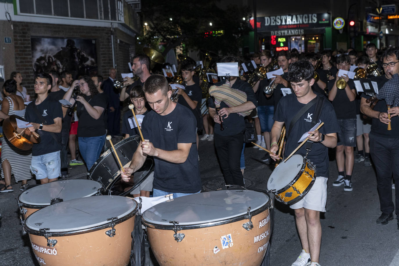 Los festeros de San Blas pasean la música por las calles de Alicante