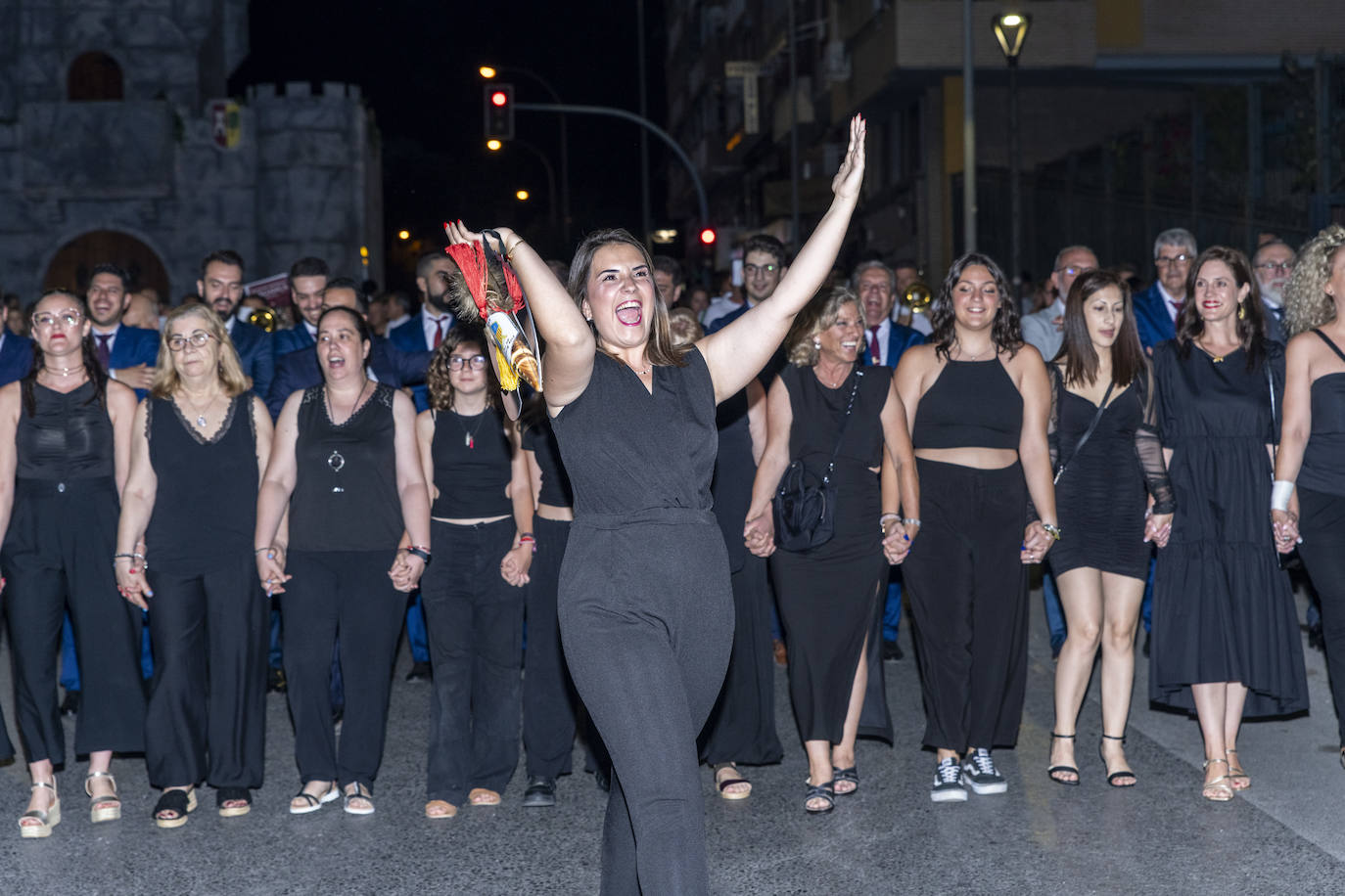 Los festeros de San Blas pasean la música por las calles de Alicante
