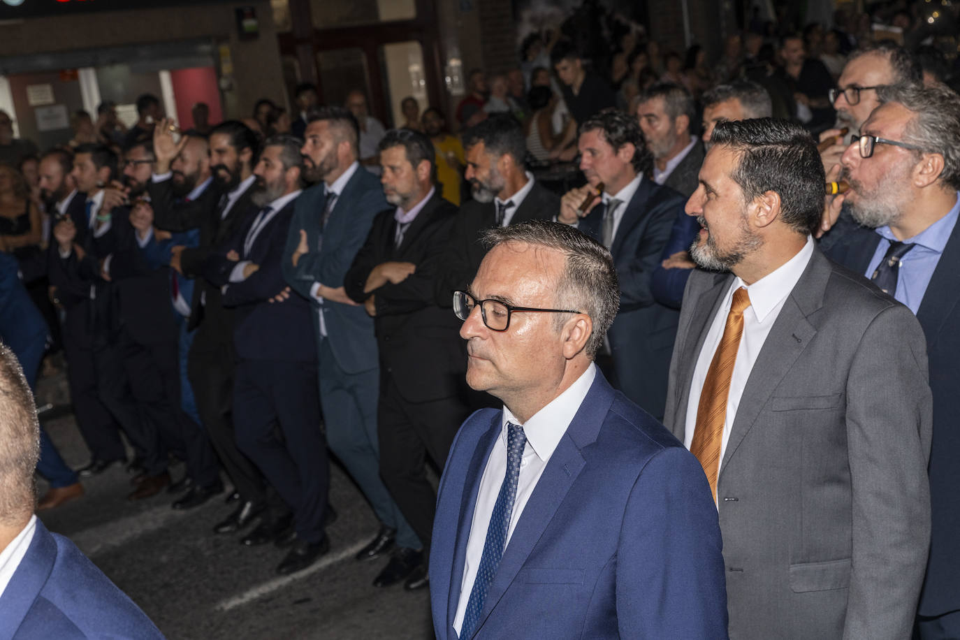 Los festeros de San Blas pasean la música por las calles de Alicante