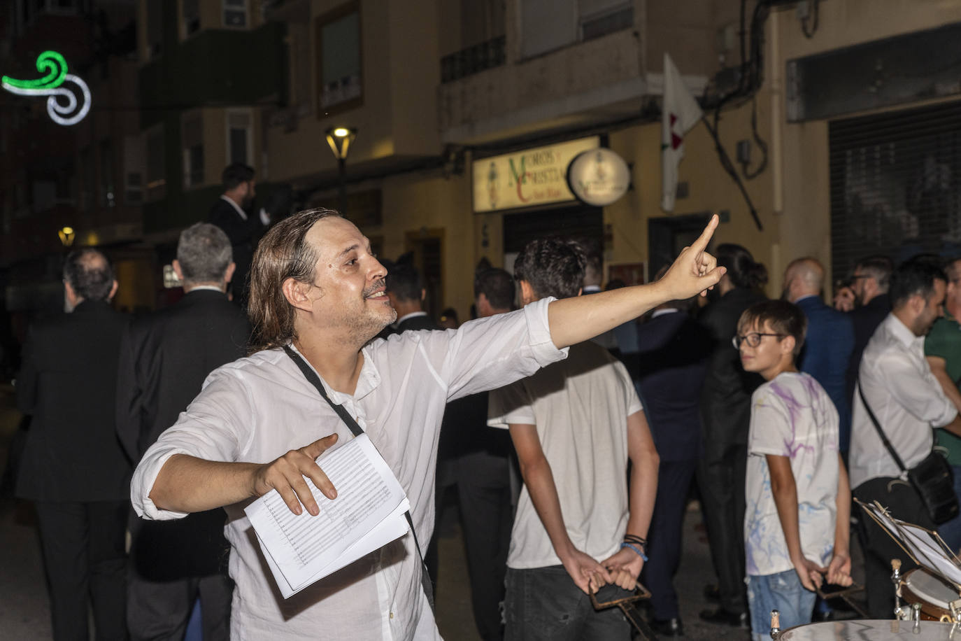 Los festeros de San Blas pasean la música por las calles de Alicante