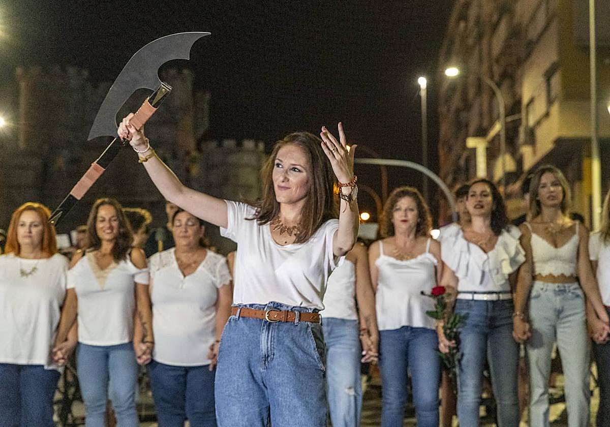 Los festeros de San Blas pasean la música por las calles de Alicante