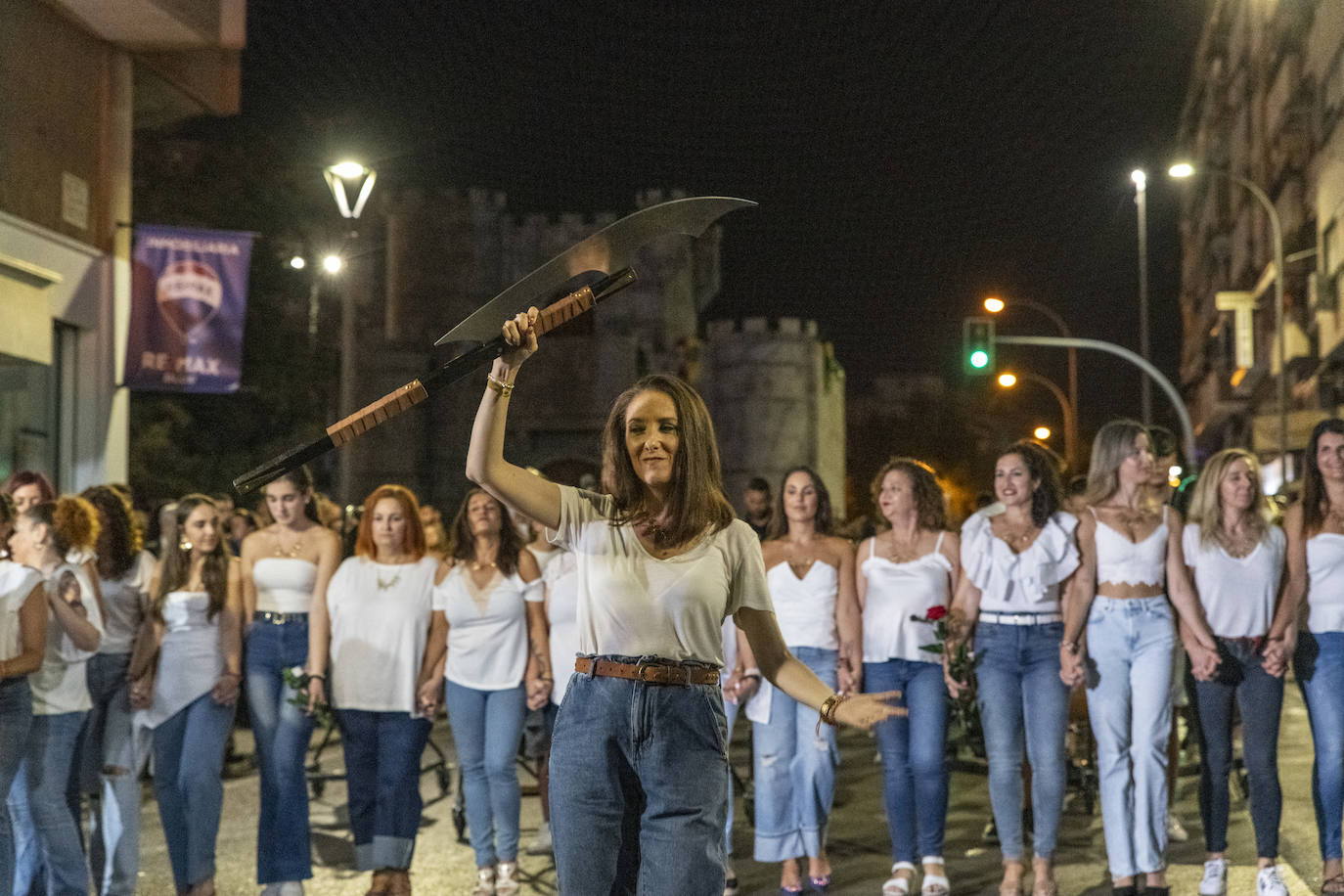Los festeros de San Blas pasean la música por las calles de Alicante
