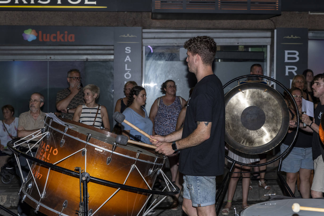 Los festeros de San Blas pasean la música por las calles de Alicante