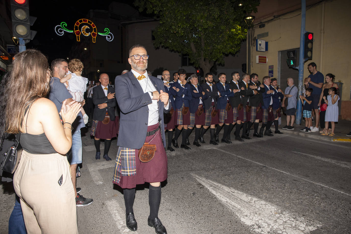 Los festeros de San Blas pasean la música por las calles de Alicante