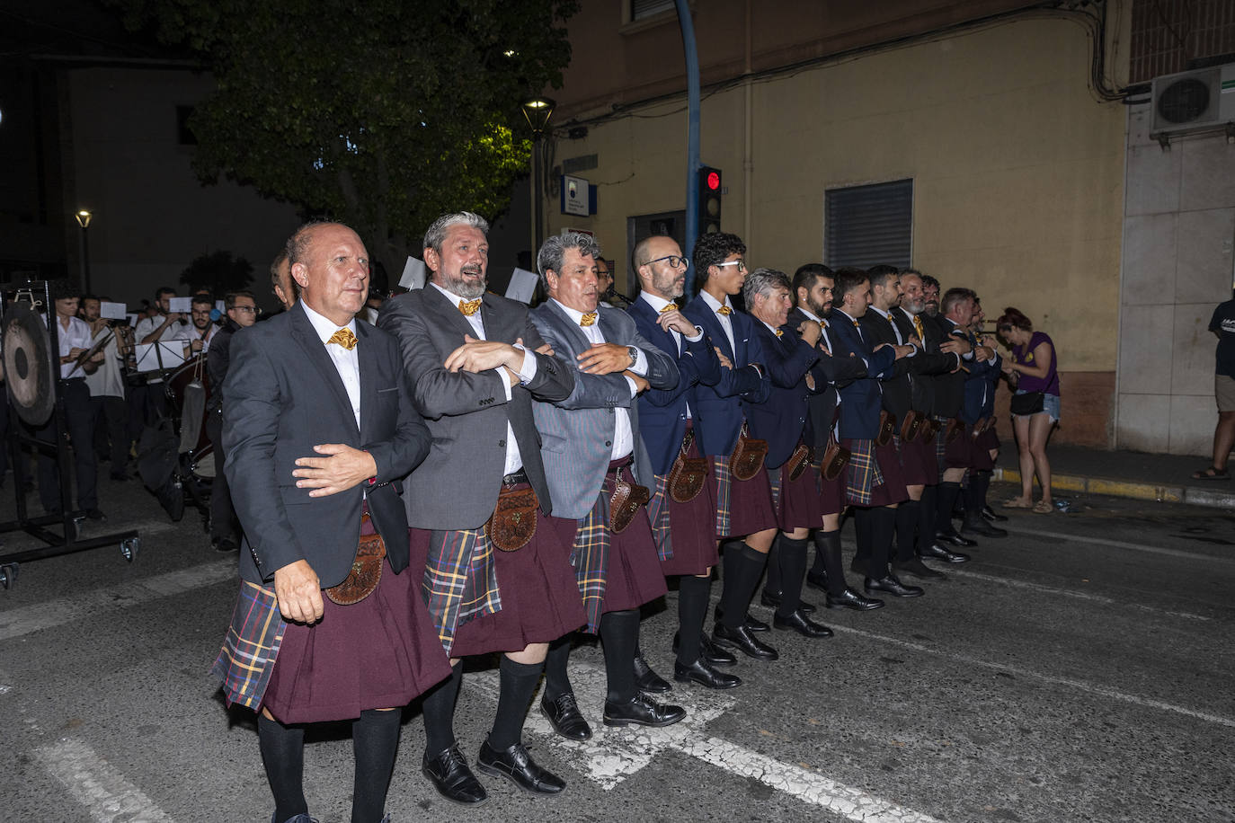 Los festeros de San Blas pasean la música por las calles de Alicante