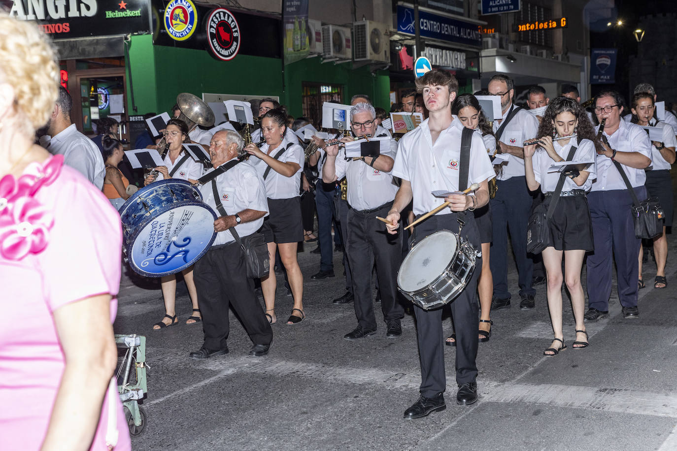 Los festeros de San Blas pasean la música por las calles de Alicante