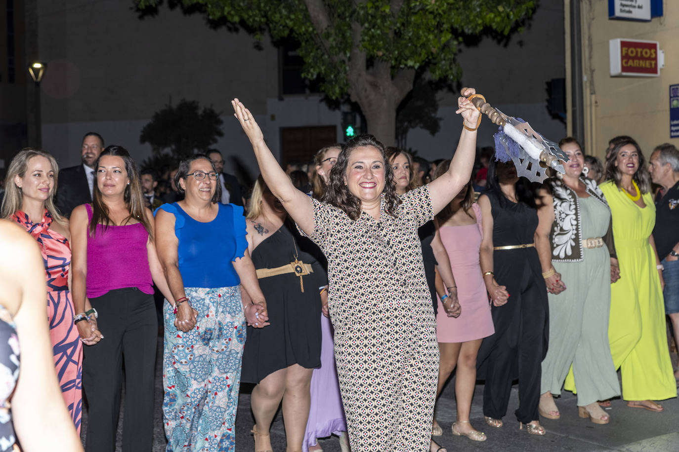 Los festeros de San Blas pasean la música por las calles de Alicante