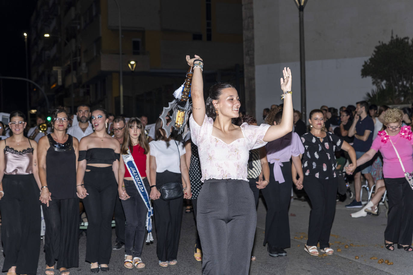 Los festeros de San Blas pasean la música por las calles de Alicante